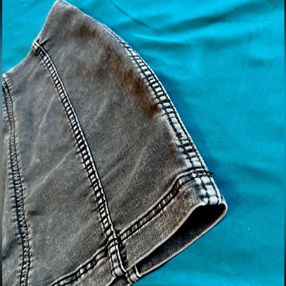 Free People Jean Skirt Size 4. Grey distressed denim. Stretchy and comfortable! - Picture 5 of 16